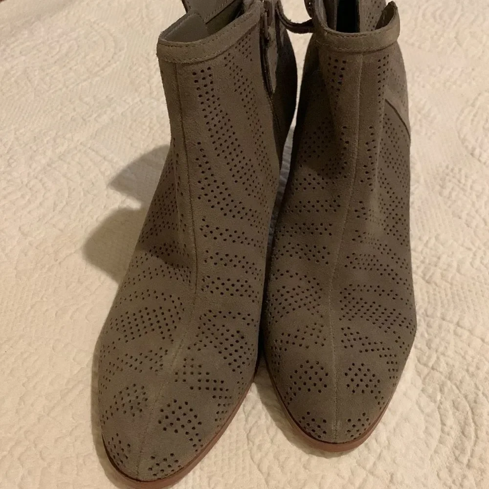 Violet & Red ankle booties. 8 - Picture 3 of 13